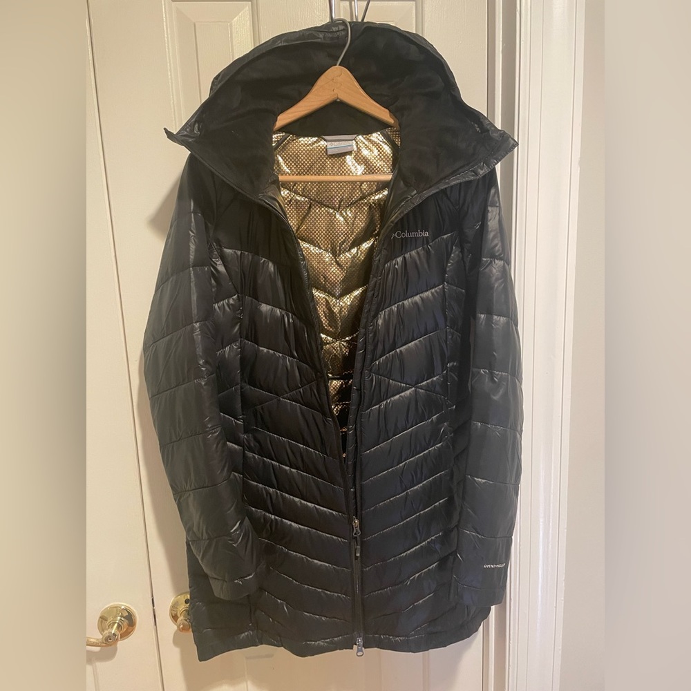 Columbia Sportswear women's black puffy coat w/ omni heat insulation & hood.